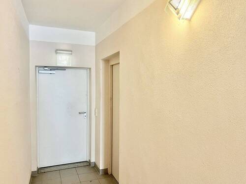 Hauseingang + Fahrstuhl - 2 Zimmer Etagenwohnung in Lemgo