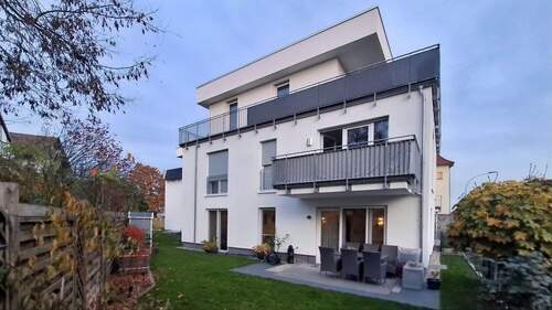 Garten und Hausansicht - Wohnen auf höchstem Niveau: A+ Effizienz, großer Privatgarten & Tiefgaragenplatz in gesuchter Lage!