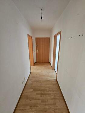 Flur - Etagenwohnung mit 61,90 m&sup2; in Gera zur Miete