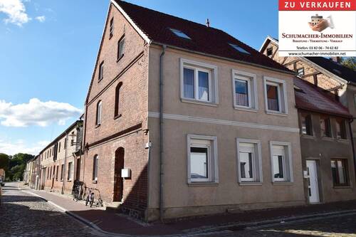 Außenansicht - Mehrfamilienhaus mit 2 freien Wohnungen, zentrale Wohnlage und Ausbaupotenzial