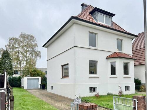 Hausansicht mit Einfahrt - 4 Zimmer Einfamilienhaus in Herford