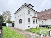 Hausansicht mit Einfahrt - Einfamilienhaus mit 125,80 m² in Herford zum Kaufen