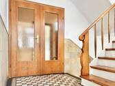 Hauseingang mit schönem Treppenhaus - 