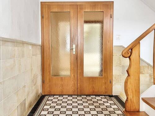 Treppenhaus und Wohnungseingang EG - 