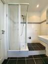 Duschbad mit Fenster, Duschwand wird Erneuert - 