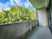 Balkon / Loggia mit Blick ins Grüne - 2 Zimmer Etagenwohnung in Hamburg