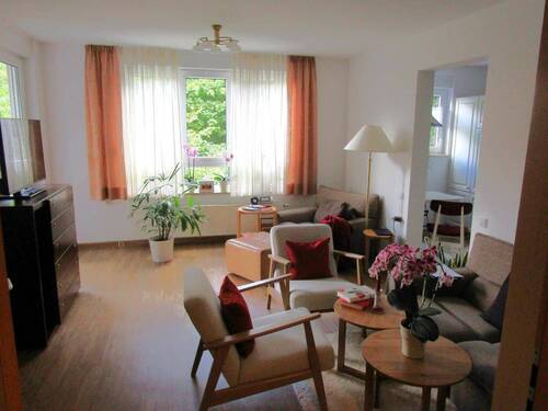 Wohnzimmer mit Balkonzugang - 2 Zimmer Etagenwohnung zum Kaufen in Nürnberg