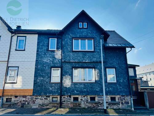 Ansicht vorn - Einfamilienhaus mit Einbauküche + Garten und Doppelgarage in Großbreitenbach