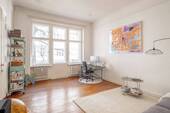 Wohnzimmer - Charmante 3-Zimmer-Altbauwohnung mit Balkon nahe dem Leon-Jessel-Platz