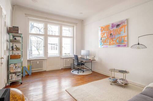 Wohnzimmer - Charmante 3-Zimmer-Altbauwohnung mit Balkon nahe dem Leon-Jessel-Platz