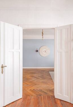 Flügeltür mit Blick ins Schlafzimmer - Etagenwohnung mit 103,00 m² in Berlin zum Kaufen