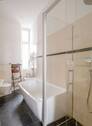Bad mit Dusche und Wanne - 