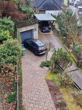 Aufgang zum Haus mit Parkplatz - 8 Zimmer Einfamilienhaus in Neidenfels