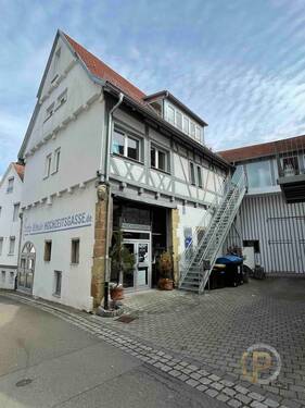 Westansicht Eingang - Mehrfamilienhaus, Wohnhaus zum Kaufen in Waiblingen