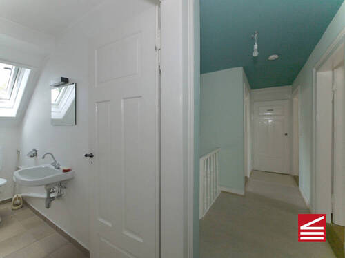 Blick aus Zimmer 7 in den Flur, links WC - 