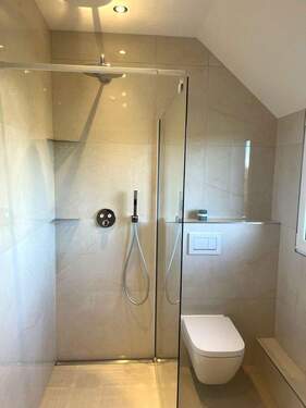 Badezimmer mit XL- Regendusche - 