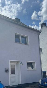 Bild 1 - Vermietete kleine Doppelhaushälfte in ruhiger Seitenstrasse mit schönem Weitblick in VK-Ludweiler zu verkaufen