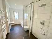 modernes Bad mit Dusche, Wanne und Fenster - 