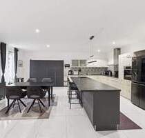 Düsseldorf ganz nah: Hochwertige DHH mit 2 WE, Garten, Garage u. 2. Stellplätzen - Neuss Weissenberg