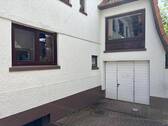 Auffahrt und Garage - 