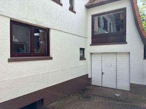 Auffahrt und Garage - 