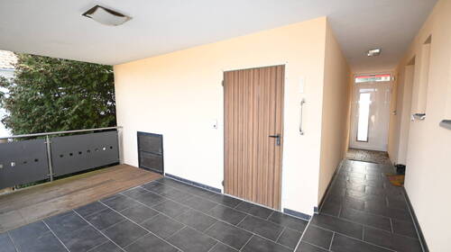 Garagenzugang - 5 Zimmer Doppelhaushälfte zum Kaufen in Neumarkt in der Oberpfalz
