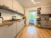 Küche mit Zugang zum Balkon - 2 Zimmer Etagenwohnung in Weimar