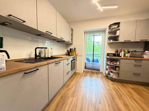 Küche mit Zugang zum Balkon - 2 Zimmer Etagenwohnung in Weimar
