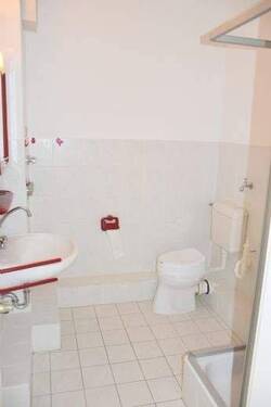 Bad mit Dusche - 