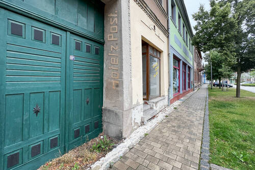 Toreinfahrt und Ladenlokal - 