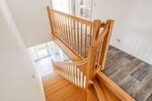 Flur mit Holztreppe - 