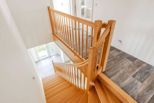 Flur mit Holztreppe - 