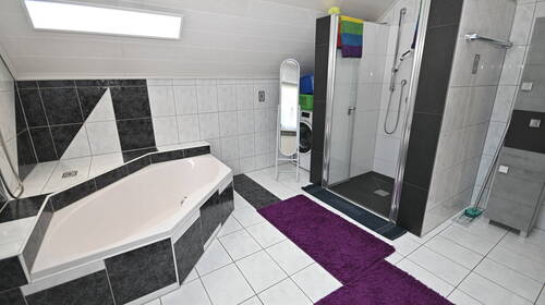 ... Dusche und Badewanne - 