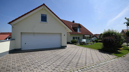 Großes Garagengebäude... - 