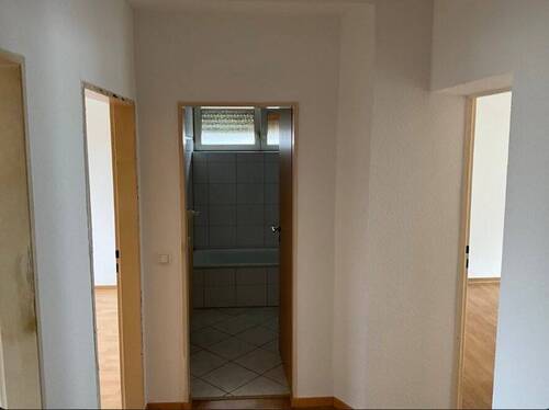 Flur - Etagenwohnung mit 68,00 m&sup2; in Büttelborn / Worfelden zur Miete