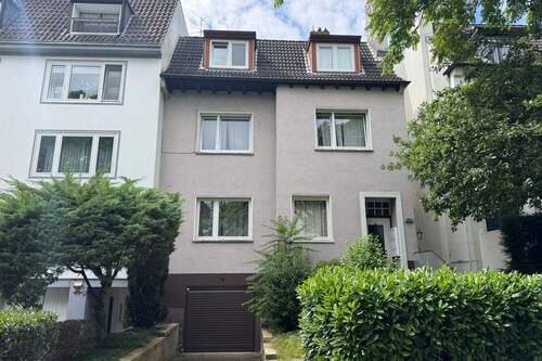 Ansicht Straße mit Garage - Mehrfamilienhaus, Wohnhaus mit 400,50 m² in Hamburg Winterhude zum Kaufen