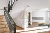 Treppenhaus mit Fahrstuhl - 
