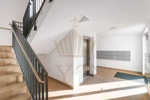 Treppenhaus mit Fahrstuhl - 