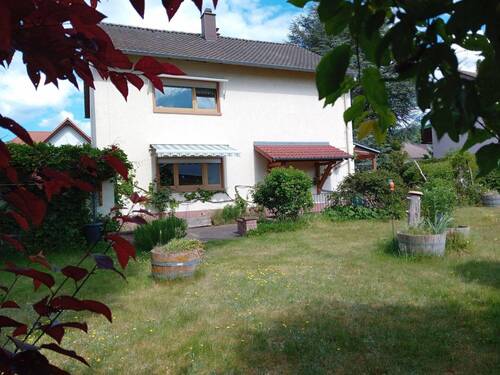 Rückseite - Bruchmühlbach - Miesau Freistehendes Einfamilienhaus mit Garagen und schönem Garten