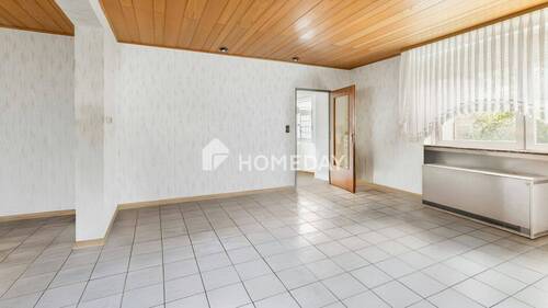 EG Wohnzimmer 2-1 - Zwei sanierungsbedürftige Häuser, ca. 172 Quadratmeter Wohnfläche auf großem Grundstück mit Garten