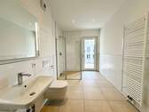 modernes Bad mit Dusche - 