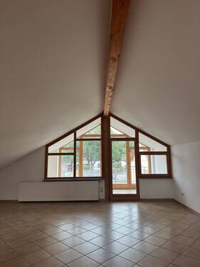 OG Wohnzimmer - Großzügige Dachgeschosswohnung mit Wintergarten, Balkon & Weitblick - sofort bezugsfrei!