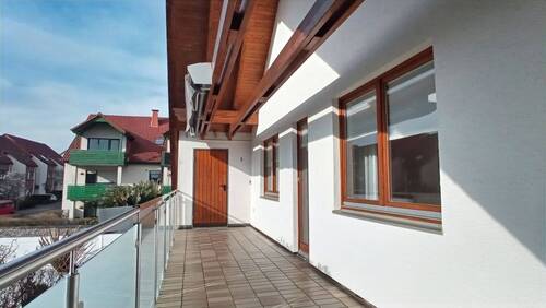 großer Balkon mit elektrischer Markise - 