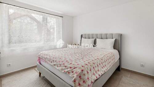 1. OG Schlafzimmer 1 - 