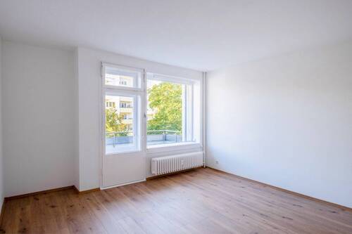 Wohnzimmer mit Balkonzugang - 2-Zimmer-Wohnung mit Balkon im beliebten Güntzelkiez