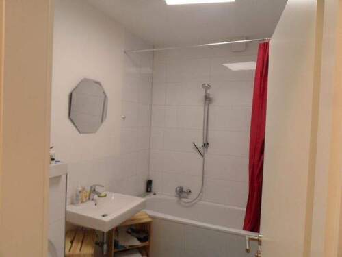 modernes Bad mit Badewanne und Dusche - 