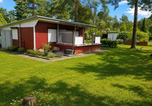 Hausansicht - IDYLLISCHER BUNGALOW IN PLÖTZKY MIT GARAGE & EINBAUKÜCHE IHR PERSÖNLICHES REFUGIUM AM KOLUMBUSSEE