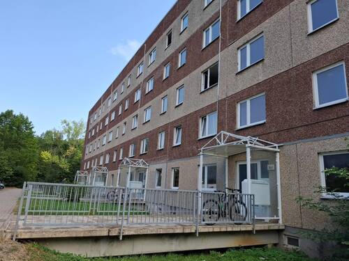 Vorderansicht mit Hauseingängen.jpg - Gepflegtes MFH ( 50 Wohnungen, davon 20 Leerstände) Mieteinnahmen derzeit ca. 93.000,00 €. Grundstücksfl. 16.000m². Hohes Entwicklungspotential!