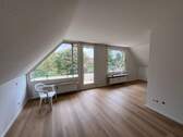 Wohnzimmer mit Gartenblick - Schöne renovierte Dachgeschosswohnung mit Balkon