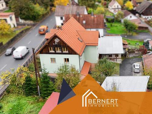 Seitenansicht - 9 Zimmer Mehrfamilienhaus, Wohnhaus in Weißenbrunn